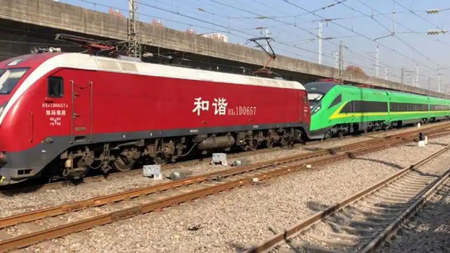 京广线,看"和谐号"火车头牵引绿色复兴号呼啸而过_腾讯视频