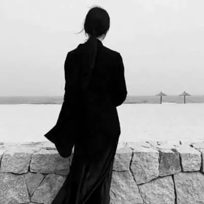 女生黑白背影全身头像女生霸气黑白高冷头像