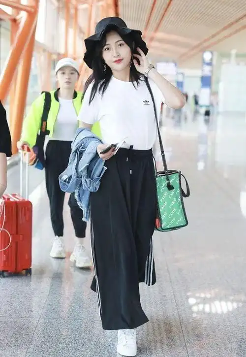 包文婧气质原来这么好,白色t恤配黑裤,穿出清新少女感|西装|t恤|皮