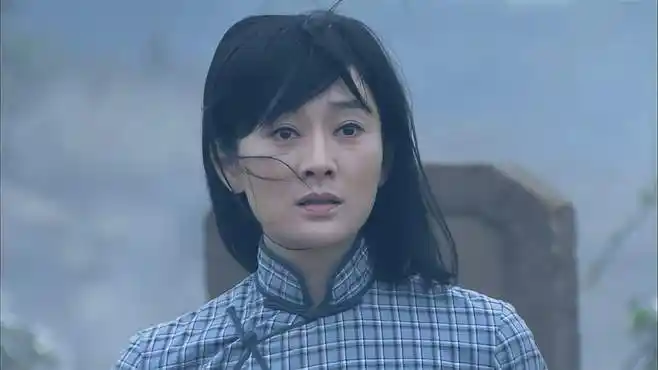 决战江南:三姐妹团聚,小兰为了劝姐姐们言和,一头撞向了墓碑-影视综