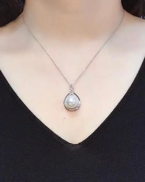 澳白珍珠吊坠18k金钻石镶嵌珠子圆珠强光极微微瑕大小1213mm通勤百搭