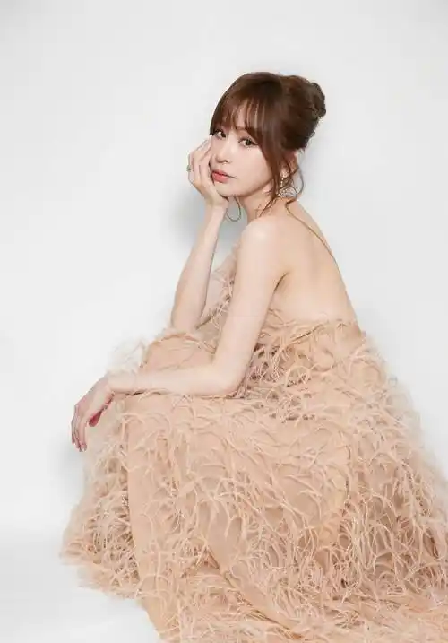 王心凌粉红毛线礼服性感美背写真_粉红色_气质_大片