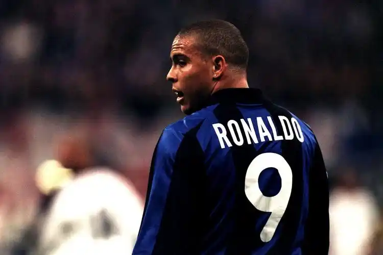 4k外星人大罗纳尔多场上背影超高清壁纸