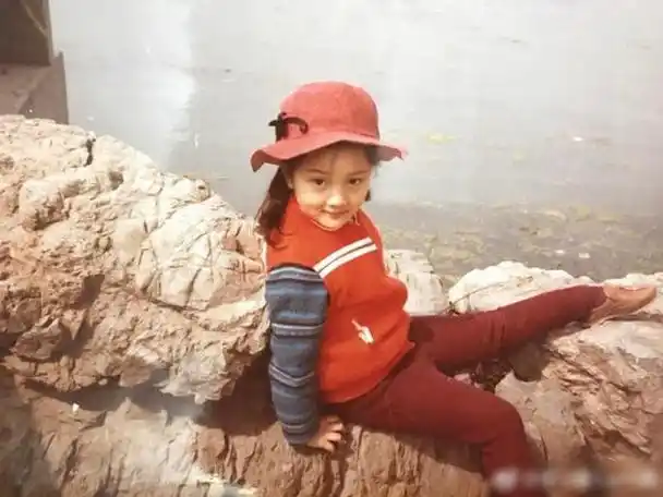 李小璐晒多张童年照,网友力证未整容