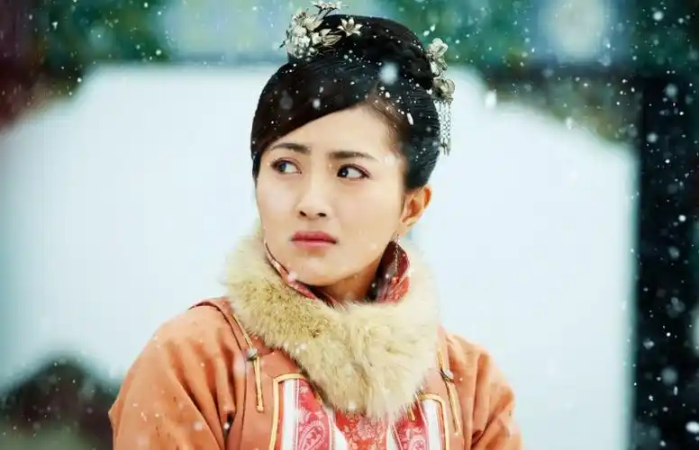 包文婧剧照由袁姗姗,张檬,刘恺威等人主演的清宫巨制《美人无泪》正在