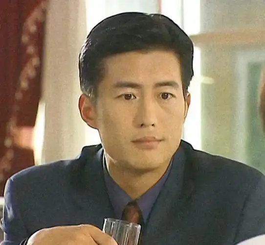 现在高曙光已经57岁了,他不仅身材保持得很完美,颜值跟年轻时相比,竟