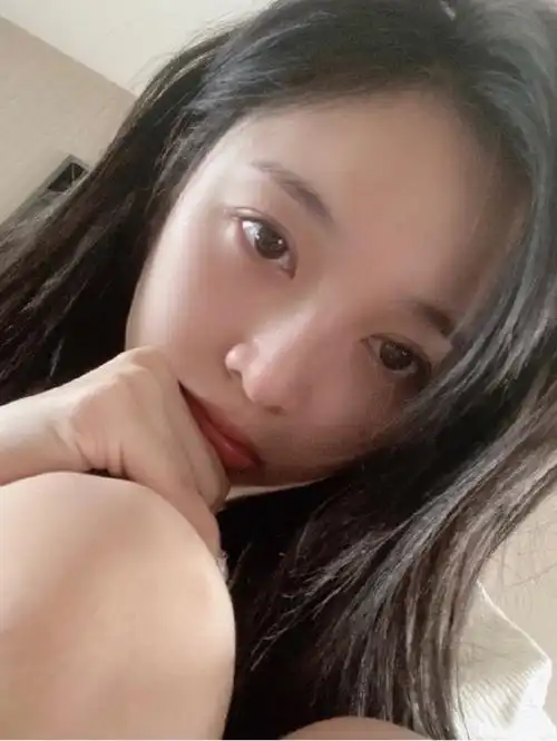 吴宣仪分享素颜自拍录新歌被感动落泪