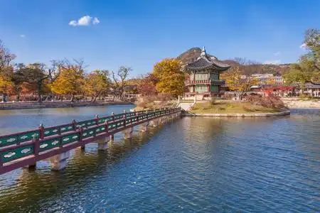 景福宫的秋天,湖蓝色的天空,首尔,韩国秋天的风景,平滑的山丘覆盖着干