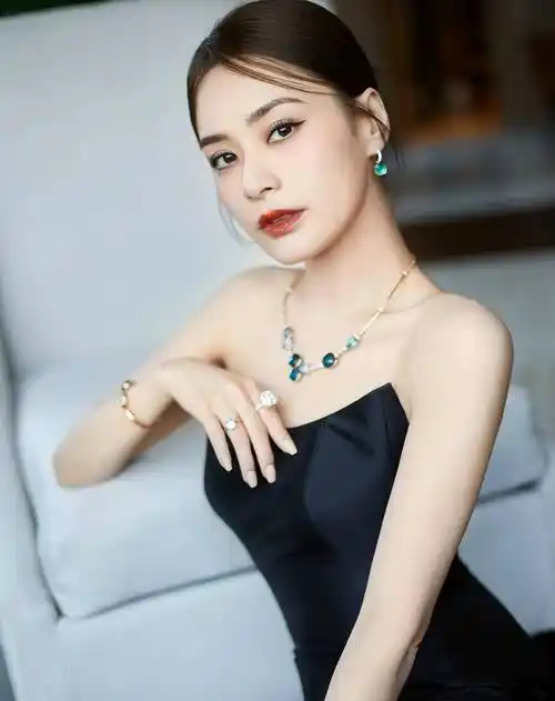 钟欣潼阿娇在大陆机场遭遇陌生男子目光而惊慌失措,粉丝上前保护_表情