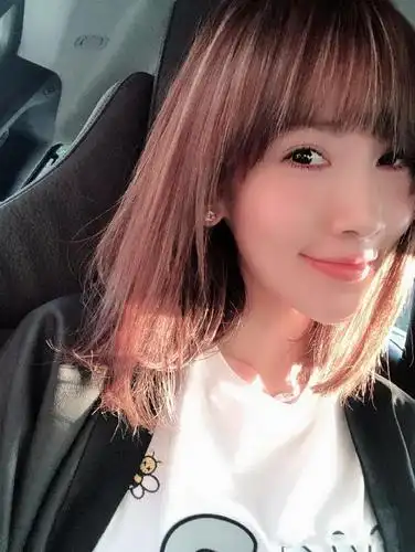 陈若仪晒自拍照说:今天有洗头不戴帽,网友:嫂子也不爱洗头呀!