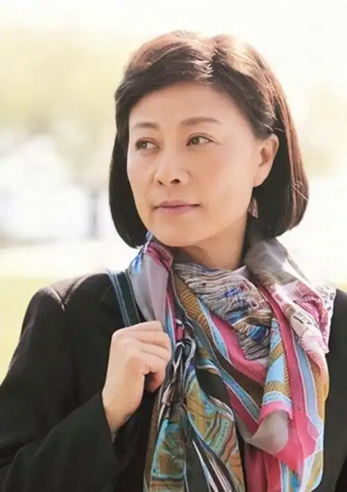 回顾岳红年轻时只顾事业曾被女儿喊阿姨患癌后母女和解