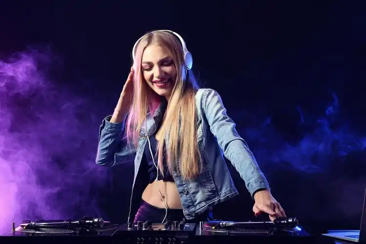 在俱乐部播放音乐的女dj在俱乐部播放音乐的女dj