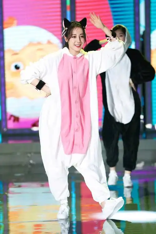 > 迪丽热巴《快乐大本营》可爱造型跳舞高清图片(2/4)