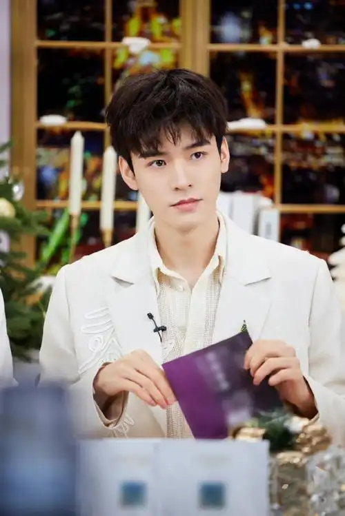 龚俊晒黑衬衫随拍##龚俊晒黑衬衫侧颜随拍