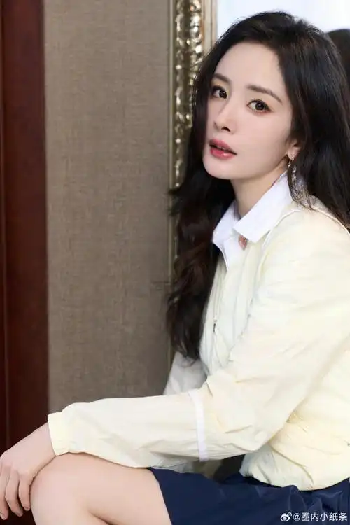 杨幂藏蓝色短裙