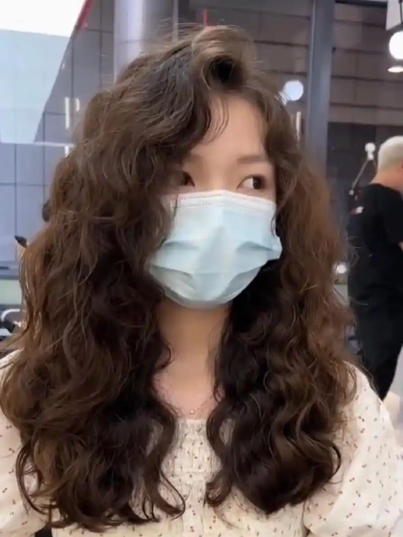 卷发中长发一定要尝试的羊毛卷烫发 蓬松显发量头顶蓬松的羊毛卷发型