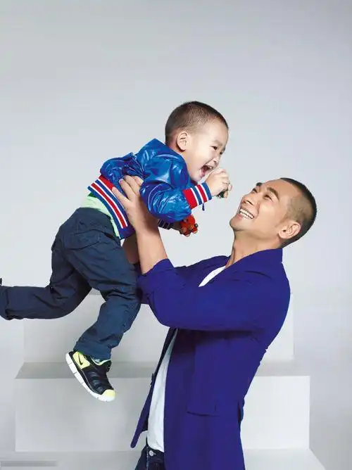 原标题:赵文卓携爱子拍大片 大侠遇萌娃温情暖心 父子玩耍(1 /8张)