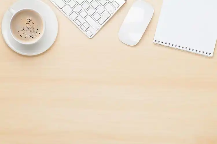 干净整洁的写字台上放着电脑和笔记本