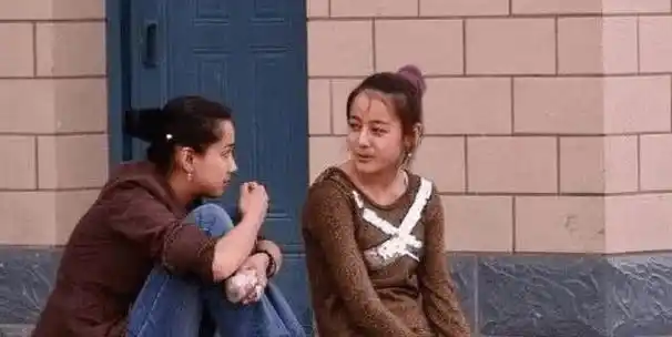 迪丽热巴和族人合照曝光,她在新疆顶多算个路人甲?照片太真实