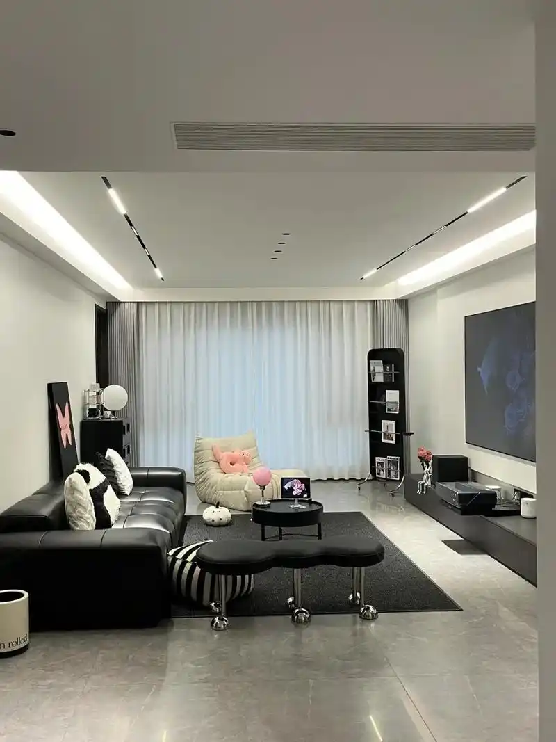 无主灯的设计简约时尚又大方,整体采用黑白灰三个色,空间简约舒适,以