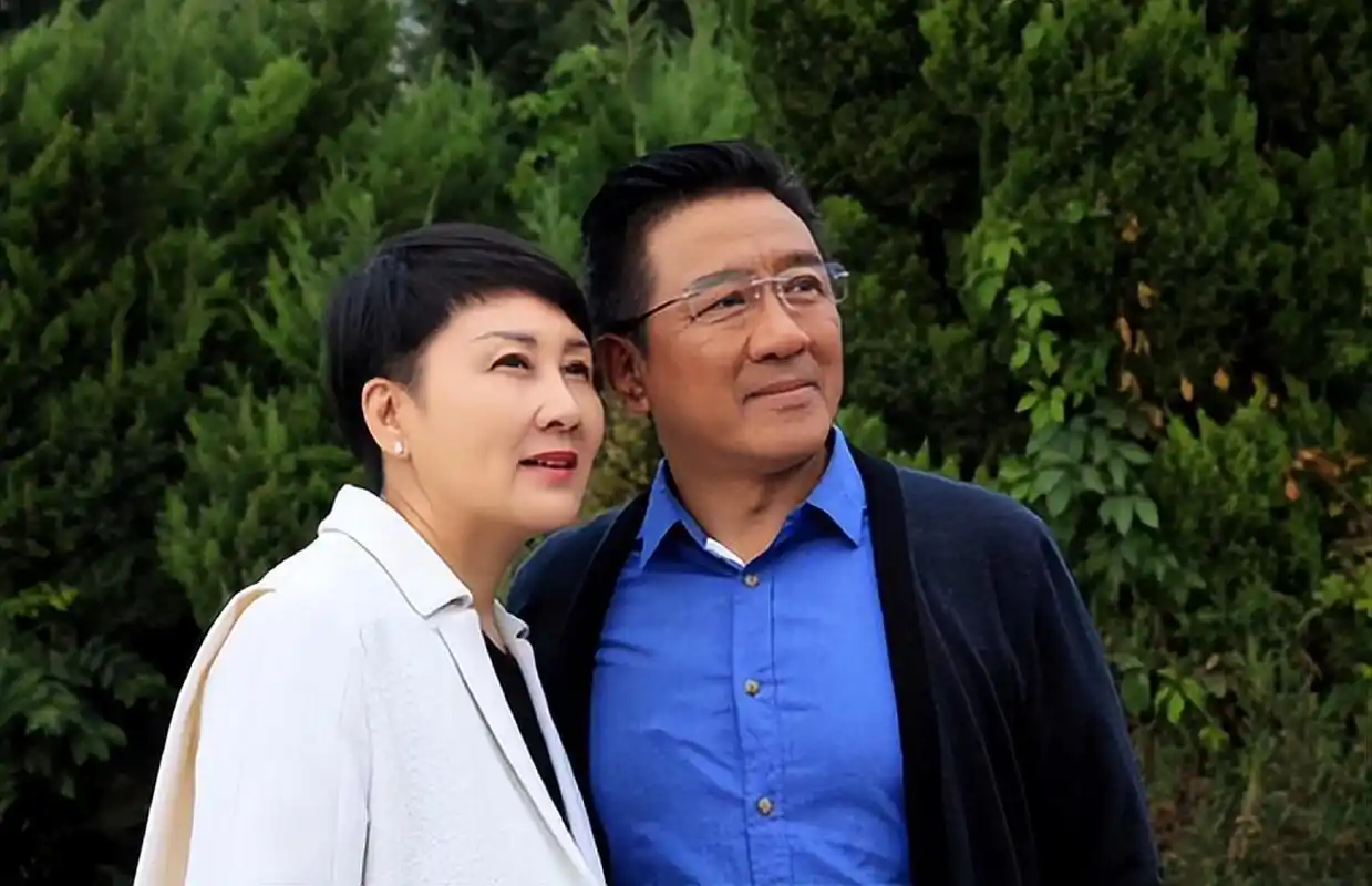 他与妻子赵雪华恩爱如初,成为娱乐圈的模范夫妻.