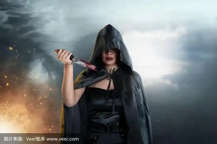 黑女巫,披着黑色兜帽斗篷,手里拿着刀