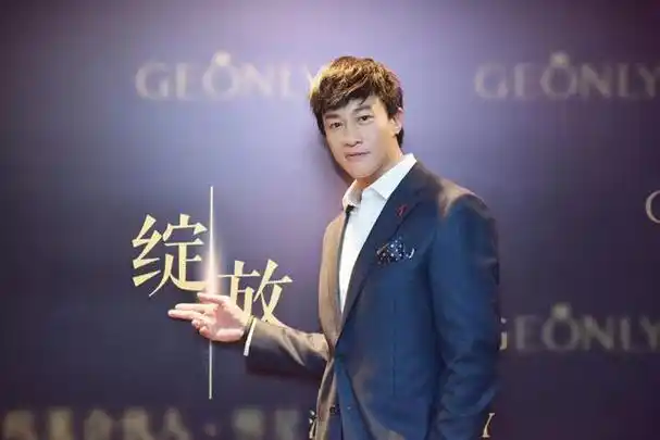 何润东新剧开机遭车祸,800万豪车受损,副导演送医观察