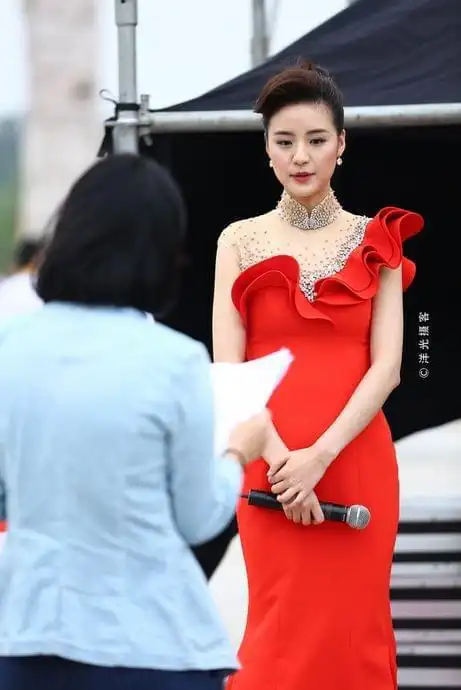 陈超温婉灵动的湖北卫视女主持