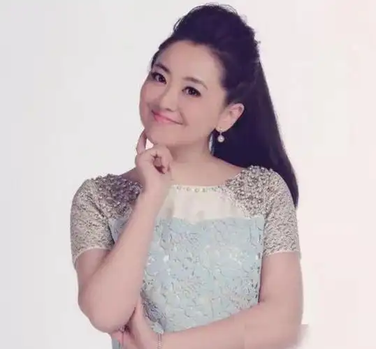 她叫"月亮姐姐",39岁给富豪生子,42岁被宠成少女