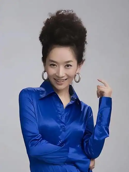 主持人王芳嫁给大15岁的教授为婚姻做出一切牺牲都不后悔