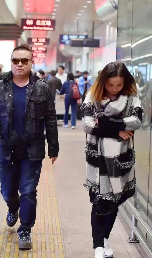 岳云鹏老婆光头长成短发!打扮富态有旺夫相,穿1万块卫衣真时髦