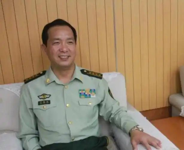 断臂将军丁晓兵左手敬礼押回越军俘虏