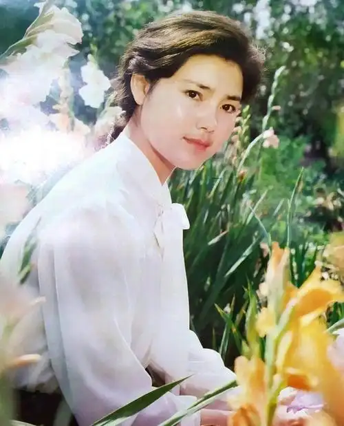 姜黎黎从小到老珍贵照!从婴儿时期到头发花白,一直都那么美