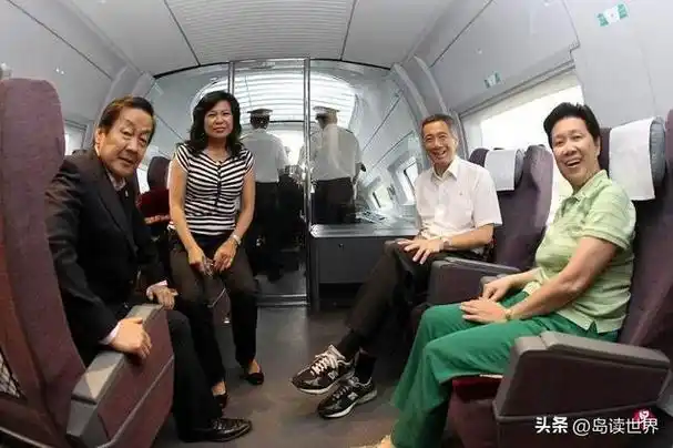 李显龙(右二)2010年与夫人何晶,时任驻华大使陈燮荣(左起)和夫人王丽