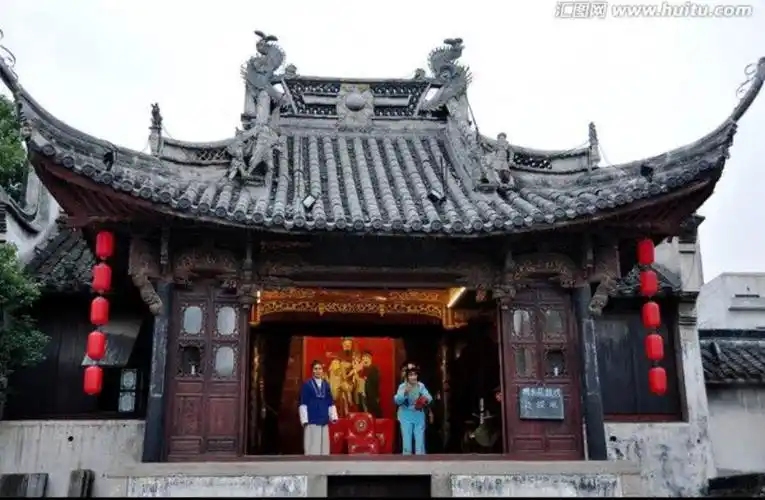 古戏台始建于1749年,常年演出乌镇地方戏曲.