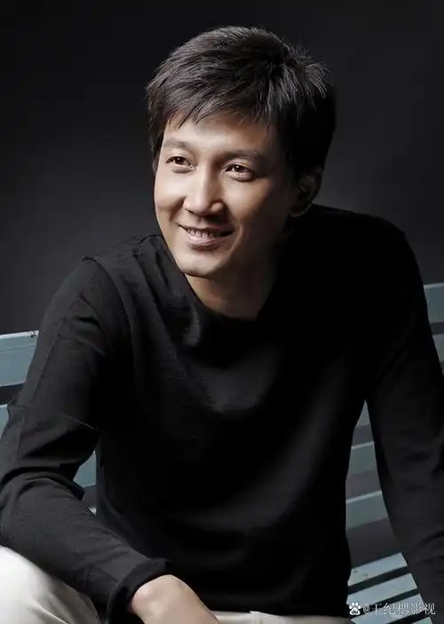 李崇霄:从主持人到演员 李崇霄,从河北唐山走出的实力派男演员,曾是