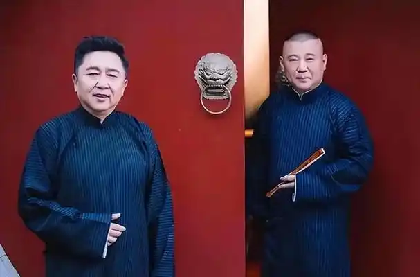 郭德纲与于谦同框,相声界两大顶级艺术家联袂演出,笑点炸裂.
