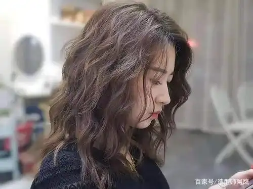 发型师烫发翻车现场,羊毛卷发型怎么做才好看?