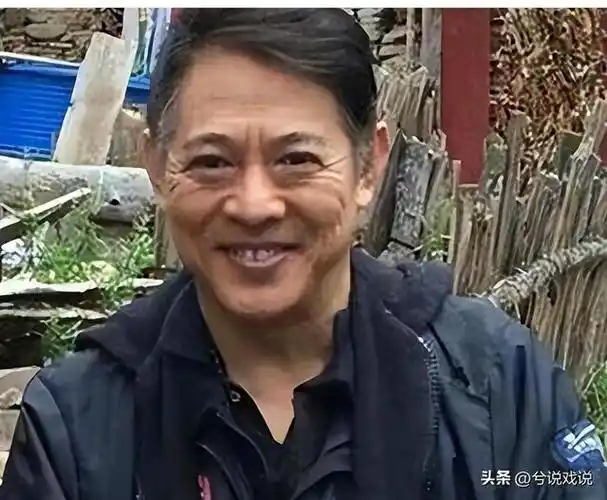 李连杰近照引热议,满脸老年斑脱发严重,利智也老了,难以认出