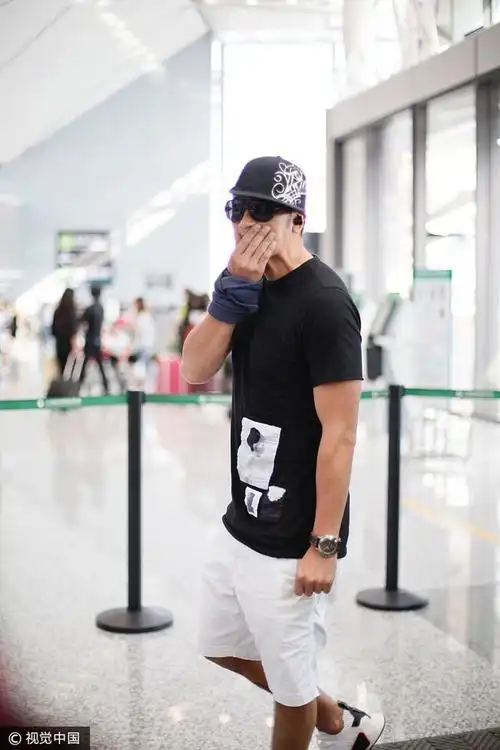 吴卓羲黑t恤百慕大短裤 扮酷耍帅