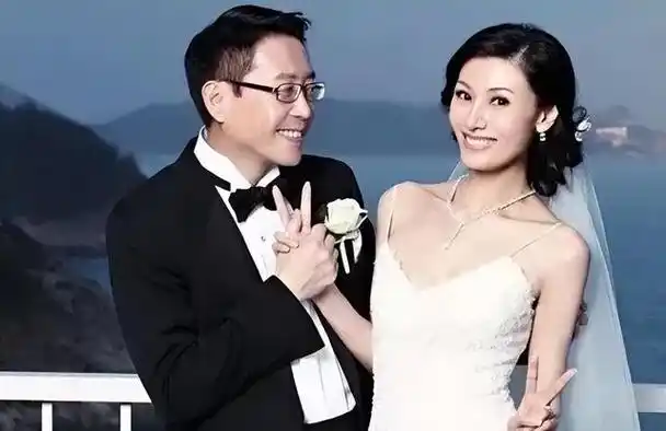 只不过李嘉欣没料到的是,曾经亲密的恋人刘銮雄却在背后狠狠的刺了她