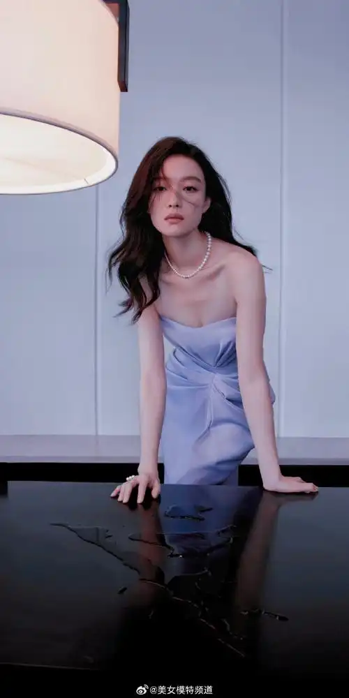 倪妮紫色抹胸礼服慵懒且妩媚