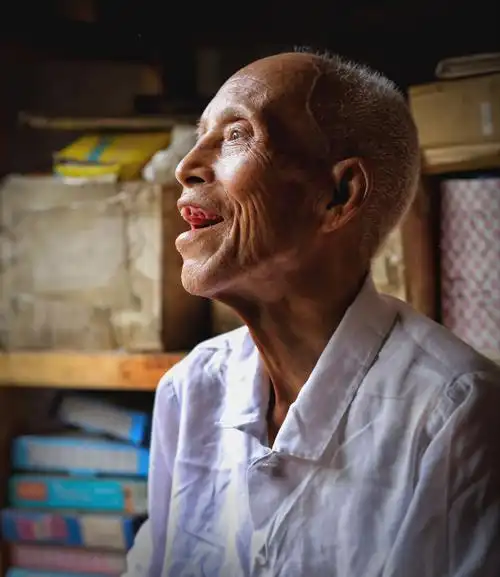 一个月不见90岁老人的牙怎么一下全没了这掉牙速度