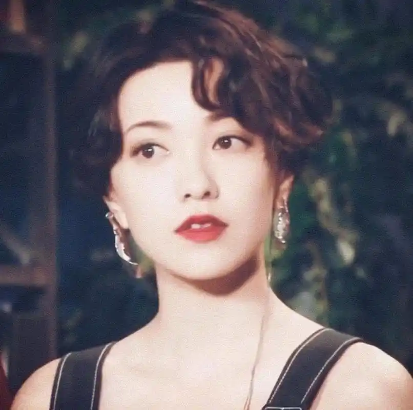 郭采洁复古卷发好灵动