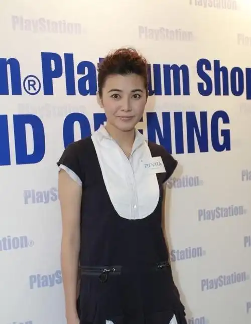 郑伊健挺有福气的妻子蒙嘉慧穿迷你连衣裙显身材看着真温柔