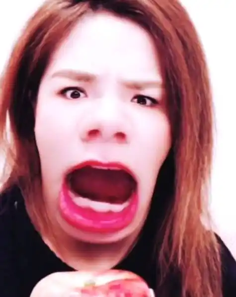 邓紫棋吃苹果不忘凹造型 扮丑自拍很调皮