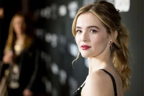 在《波西米亚狂想曲》中,女主玛丽是弗雷迪出柜前唯一的爱人,玛丽陪伴