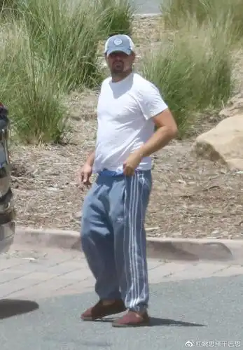 小李子和女友过圣诞身材发福肌肉瞩目网友肚子几个月了