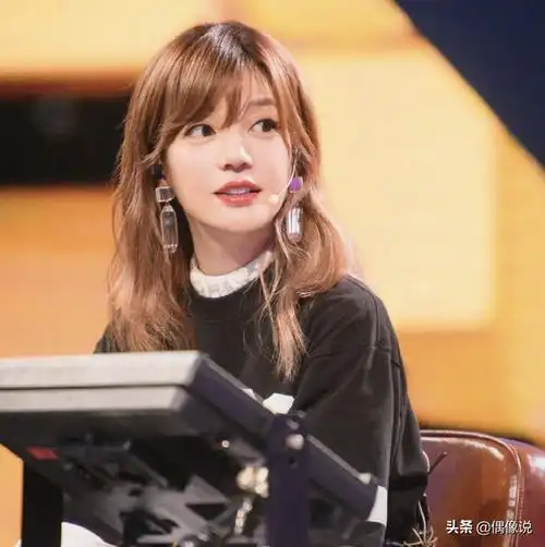 近日,赵薇女儿小四月近照曝光,模样清纯可爱,与妈妈年轻时颇为相像