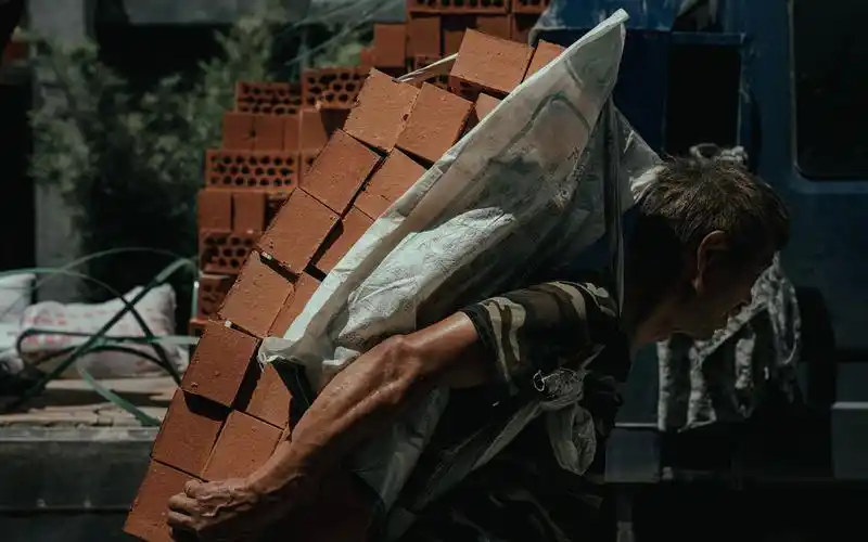 夏日高温下建筑工人搬砖头